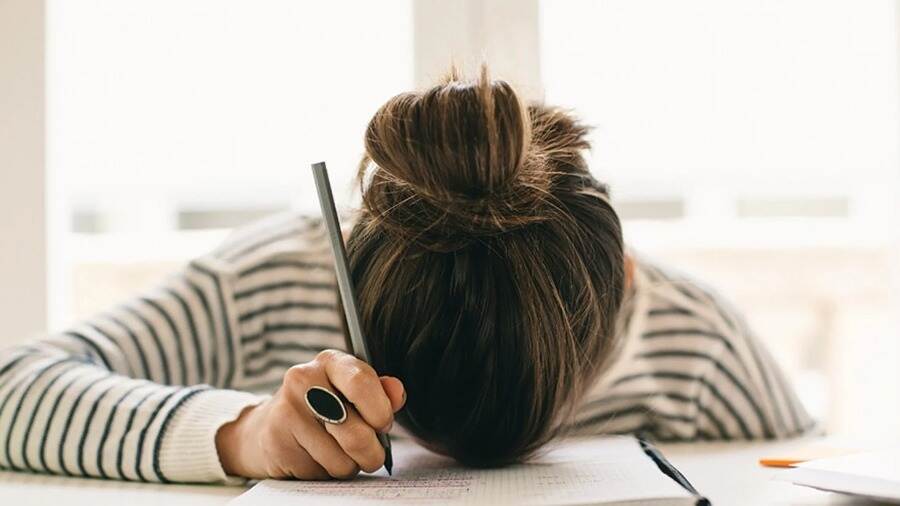 朋友在英國(guó)留學(xué)被開除不能畢業(yè)怎么辦